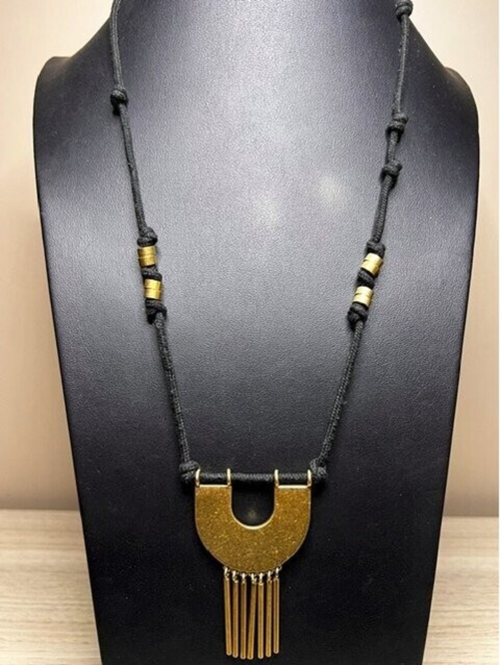 B6859 Madewell U-Shape Tassel Pendant Necklace 24-26" Long Gold Tone Black